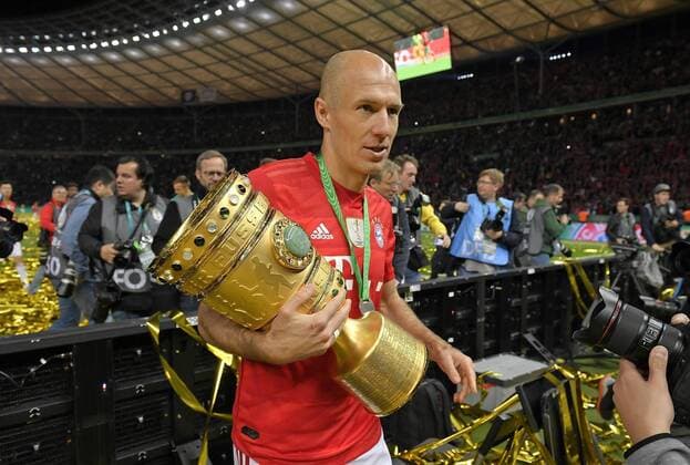 25 05 2019, Soccer DFB Cup Final 2019, RB Leipzig FC Bayern Munich, in the Olympic Stadium Berlin, FC Bayern Munich celebrates the victory of the DFB Cup, Arjen Robben Bayern Munich with Cup DFL and DFB regulations prohibit any use of photographs as image sequences and or quasi video