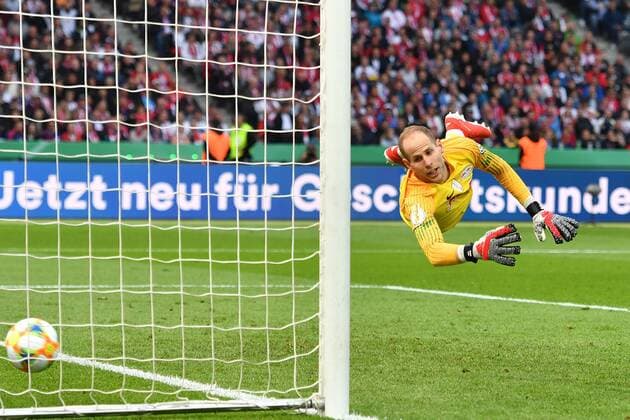 Goalkeeper Peter GULACSI L pants and watches, how the ball lands in the goal to 0 1, action, football, season 2018 19, DFB cup final RB Leipzig L FC Bayern Muenchen M 0 3, in the Olympic Stadium in Berlin on 25 05 2019