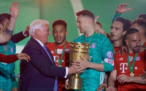 Football DFB Olympiastadion Berlin 25 05 2019 DFB POKALFINALE RB LEIPZIG geg FC BAYERN MÜNCHEN 0 3 POKALUEBERGABE durch Bundespräsident Frank Walter STEINMEIER Vlnr Robert LEWANDOWSKI 9 FCB THIAGO Alcantara FCB Niklas SUELE SÜLE 4 FCB Bundespräsident Frank Walter STEINMEIER TW Manuel NEUER 1 FCB Mads HUMMELS 5 FCB