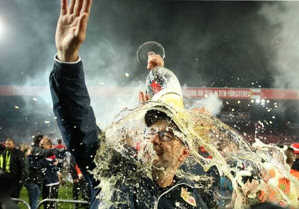 Coach Urs Fischer joy emotion cheering jubilation jubilation after promoted ascended beer shower sport football football relegation 2 Bundesliga vs 1 Bundesliga men DFL season 2018 2019 27 05 2019 1 FC Union Berlin FCU vs VfB Stuttgart DFL regulations prohibit any use of photographs as image sequences and or quasi video