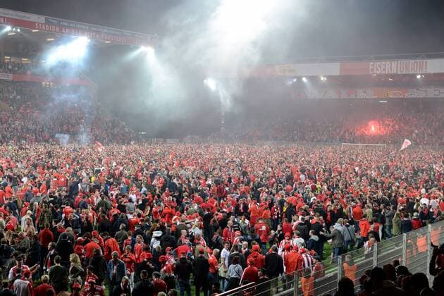 Platzsturm, the stewards have opened the gates, the fans celebrate together the promotion of Union Berlin to the Bundesliga, 27 05 2019, Berlin, football, relegation to the Bundesliga, 1 FC Union Berlin VfB Stuttgart, DFB DFL REGULATIONS PROHIBIT ANY USE OF PHOTOGRAPHS AS IMAGE SEQUENCES AND OR QUASI VIDEO xslx
