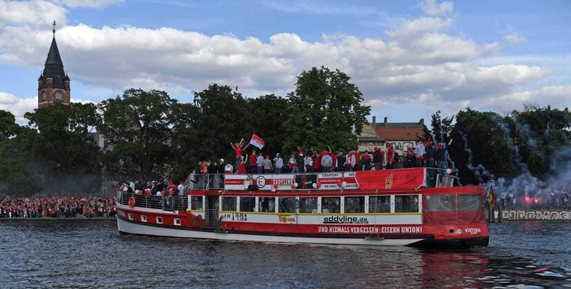 Soccer, men, season 2018 2019, 2 Bundesliga, 1 FC Union Berlin, celebrations two days after the promotion to the 1 Bundesliga, trip with the steamer Viktoria from the East Side Gallery in Friedrichshain to the Luisenhain in the old town of Köpenick, in the picture arrival in the old town of Köpenick, thousands of fans stand on the shore, 29 05 2019, Copyright: xMatthiasxKochx