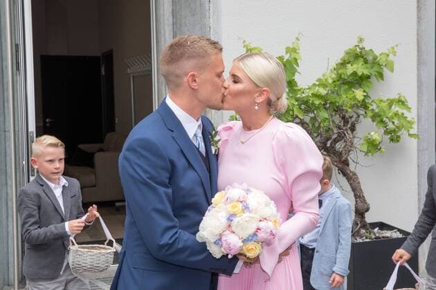The bridal couple come from the wedding ceremony and kiss, wedding of Philipp Max and Annabell Lee Finger, FC Augsburg, football, 1 Bundesliga, 06 06 2019 Augsburg Bayern Germany Copyright: xkolbert-press ChristianxKolbertx