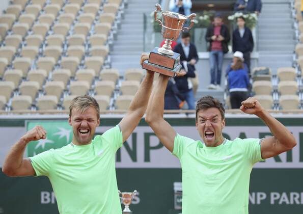 Andreas Mies and Kevin Krawietz with cup, trophy, double final, final, award ceremony, presentation Copyright: xJuergenxHasenkopfx