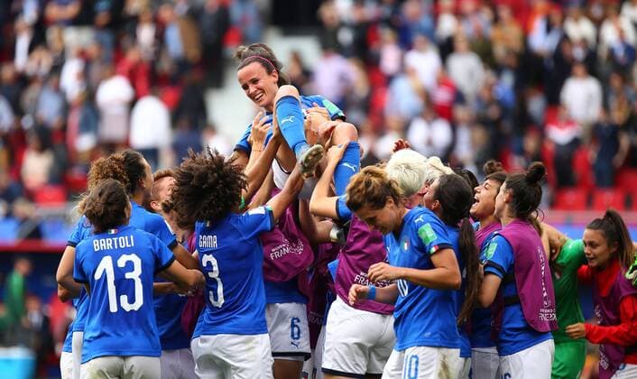 09 06 2019, xcex, FRA, Valenciennes, Stade du Hainaut, Womens Football, FIFA Womens World Cup 2019, World Cup, Australia, Italy, Australia Italy Italy winner Barbara Bonansea ITA is lifted up by her team-mates, celebrates victory, joy, cheering, emotions