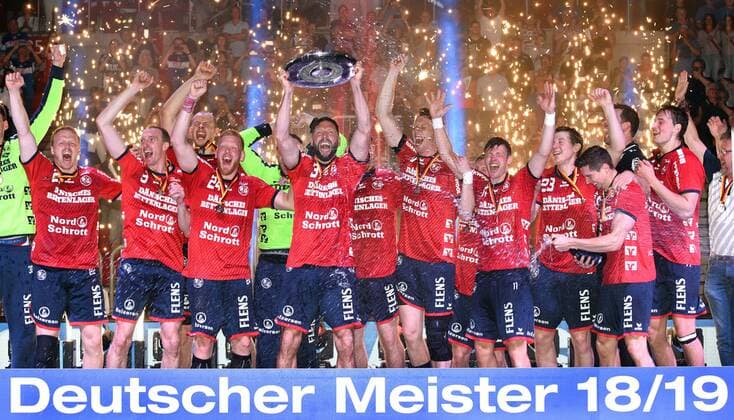 Handball Bundesliga Bergischer HC SG Flensburg Handewitt 09 06 2019 Champion team SG Flensburg Handewitt with the championship bowl Team captain Tobias Karlsson presents the championship bowl HM