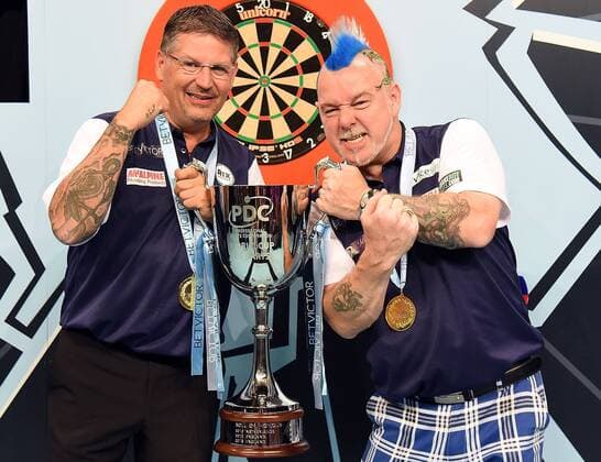 09 06 2019, xhbx, Dart PDC World Cup Team WM, emspor, v l Gary Anderson Scotland , Peter Wright Scotland Cup, award ceremony Hamburg