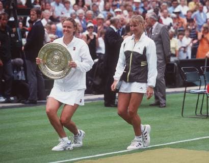 Steffi GRAF will be 50 years old on 14 June 2019, SN300699Graf SP jpg Steffi GRAF r , Germany, with Lindsay DAVENPORT, USA, at the award ceremony after the final whole figure, both make a court curtsey, Davenport holds winners bowl in his hand Qf a