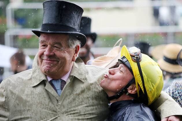 19 06 2019, Ascot, Windsor, GBR Jockey Frankie Dettori tries to kiss trainer Sir Michael Stoute after winning the Prince of Wales Stakes with Crystal Ocean Ascot racecourse Jockey, Dettori, Portrait, Portrait, Trainer, Stoute, Kiss, kiss, kiss, funny, funny, joke, humor 190619D569ROYAL ASCOT JPG