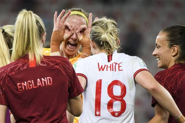 19 06 2019, xkvx, womens football World Cup France, Japan England emspor, v l England players celebrate victory Karen Barnsley national football team England , Ellen White national football team England Nice