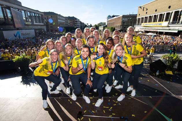 190708 The players pose for a team group photo during the bronze celebrations of the Swedish women s national team after the FIFA Women s World Cup on July 8, 2019 in Gothenburg Photo Michael Erichsen BILDBYRAN Cop 89 fotboll dam sverige football sweden celebration women bbeng brons bronsfirande mottagning mottages jubel jublar gruppbild,  Copyright: MICHAELxERICHSEN BB190708BB698