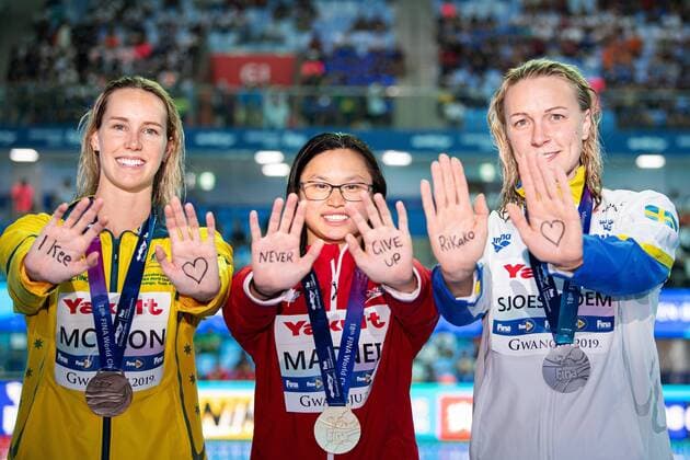 190722 Emma McKeon of Australia bronze , Margaret MacNeil of Canada gold and Sarah Sjöström of Sweden silver pose with a message for Japanese swimmer Rikako Ikee who is sick in leukaemia, after the final of women s 100 meter butterfly swimming during the FINA World Championships on July 22, 2019 in Gwangju Photo Joel Marklund BILDBYRAN kod JM 87996 BBENG FINA World Championships FINA World Championships 2019 VM sim VM simning swimming final dam Sverige Sweden Kanada Canada Australia Australien Rikako Ikee Japan leukemia leukemi cancer,  Copyright: JOELxMARKLUND BB190722JM080