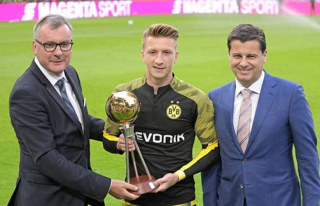 03 08 2019, Football 2019 2020, Supercup 2019, Borussia Dortmund FC Bayern Munich, Signal Iduna Park Stadion Dortmund, L R Kicker Editor-in-Chief Jörg Jakob presents Marco Reus Dortmund with the trophy for Footballer of the Year together with DFL Managing Director Christian Seifert DFL and DFB regulations prohibit any use of photographs as image sequences and or quasi video