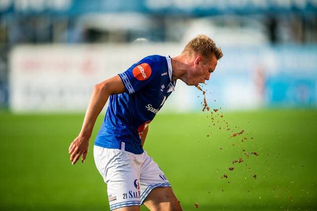 190804 Torbjorn Lysaker Heggem of Ranheim is puking during the Eliteserien match between Ranheim and Brann on August 4, 2019 in Trondheim Photo Marius Simensen BILDBYRAN Cop 238 bbeng fire eliteserien football football football ranheim,  Copyright: MARIUSxSIMENSEN BB190804BB483