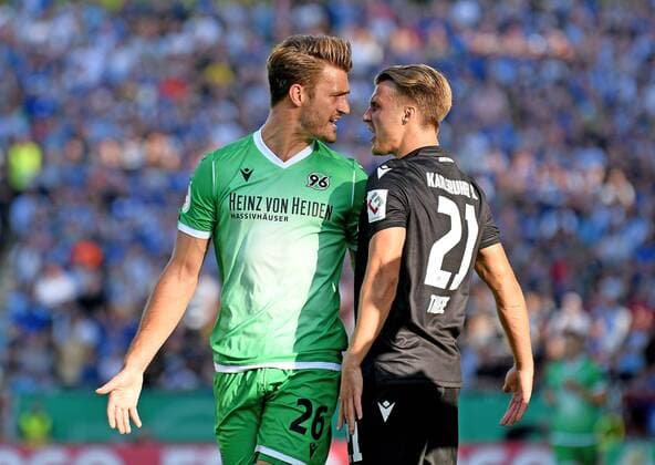 12 08 2019, xfux, Football DFB Cup 1 round, Karlsruher SC Hannover 96 emspor, v l Hendrik Weydandt Hannover 96 , Marco Thiede Karlsruher SC KSC gives instructions, gesticulated, gesticulate with arms gives instructions, gesticulate, gesticolando DFL DFB REGULATIONS PROHIBIT ANY USE OF PHOTOGRAPHS as IMAGE SEQUENCES and or QUASI VIDEO Karlsruhe