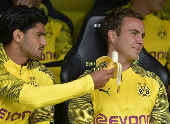 17 08 2019, xblx, Football 1 Bundesliga, Borussia Dortmund FC Augsburg emspor, v l Mahmoud Dahoud Borussia Dortmund , Mario Goetze Borussia Dortmund , Reserve Bank, Substitute Bank DFL DFB REGULATIONS PROHIBIT ANY USE OF PHOTOGRAPHS as IMAGE SEQUENCES and or QUASI VIDEO Dortmund