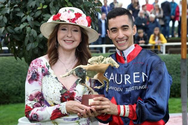 18 08 2019, Hanover, Lower Saxony, GER singer Vicki Leandros presents Jockey Carlos Henrique after the victory with Say Good Buy with the honorary prize Galopprennbahn Hanover, Neue Bult 190818D989HANNOVER JPG