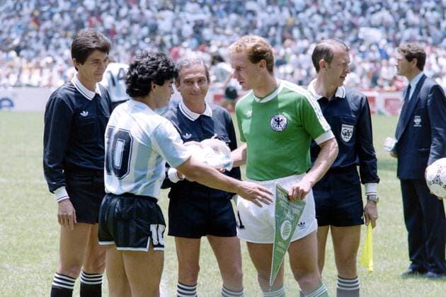 RUMMENIGGE Karl Heinz Kapitaen Team Germany with MARADONA Diego in the side election with referee ARPI FILHO Romualdo FIFA World Cup 1986 in Mexico Final Argentina Germany 3 2 on 29 06 1986 at the Azteca Stadium in Mexico City
