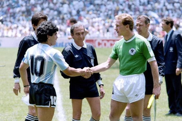RUMMENIGGE Karl Heinz Kapitaen Team Germany with MARADONA Diego in the side election with referee ARPI FILHO Romualdo FIFA World Cup 1986 in Mexico Final Argentina Germany 3 2 on 29 06 1986 at the Azteca Stadium in Mexico City