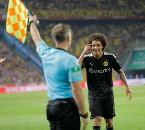 Cologne, RheinEnergieStadion, 23 08 19 Axel Witsel Borussia Dortmund complains to the linesman in the 1 Bundesliga game between 1 FC Köln vs. Borussia Dortmund in the 2019 season 2020 DFL regulations prohibit any use of photographs as image sequences and or quasi video