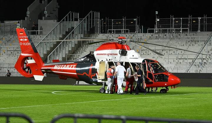 23 08 2019, xfux, Fussball 2 Bundesliga, SV Darmstadt 98 SG Dynamo Dresden, emonline, emspor, v l After a player from SG Dynamo Dresden was seriously injured in a fall, he is taken to the rescue helicopter by the rescue service DFL DFB REGULATIONS PROHIBIT ANY USE OF PHOTOGRAPHS as IMAGE SEQUENCES and or QUASI VIDEO Darmstadt