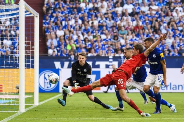 24 08 2019, xkvx, Football 1 Bundesliga, FC Schalke 04 FC Bayern Muenchen emspor, v l Goal chance by Thomas Mueller FCB FC Bayern Muenchen DFL DFB REGULATIONS PROHIBIT ANY USE OF PHOTOGRAPHS as IMAGE SEQUENCES and or QUASI VIDEO Gelsenkirchen