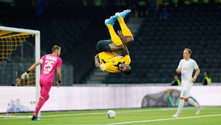 24 08 2019 Stade de Suisse Bern , SWITZERLAND , Season 2019 2020 Mens Football Super League 5 Matchday BSC Young Boys Bern FC Zurich Zurich Goal celebration with side somersault Nicolas Moumi Ngamaleu Young Boys after his eleven-meter goal to 3 0