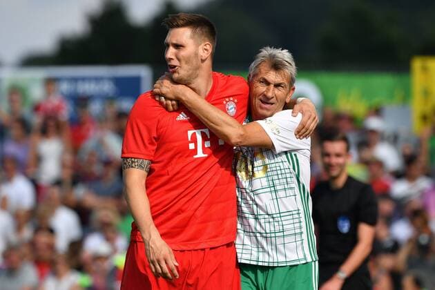 Klaus AUGENTHALER is attached to Niklas SUELE Bayern Muenchen , Aktion Fussball Traumspiel, Vilshofen Rot Weiss FC Bayern Muenchen on 25 08 2019,KLAUSxAUGENTHALER STADION Vilshofen DFL REGULATIONS PROHIBIT ANY USE OF PHOTOGRAPHS AS IMAGE SEQUENCES AND OR QUASI VIDEO