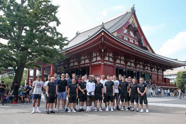 Group photo of the German Basketball National Team in front of the temple,, national coach Henrik Roedl Germany , Isaac Bonga 0 Germany, Washington Wizards, NBA , Maodo Lo 4 Germany, FC Bayern Muenchen Basketball , Niels Giffey 5 Germany, ALBA Berlin , Johannes Voigtmann 7 Germany, ZSKAMoskau , Ismet Akpinar 8 Germany, Besiktas Istanbul , Daniel Theis 10 Germany, Boston Celtics, NBA , Robin Benzing 12 Germany, Kapitaen, Basket Saragossa , Dennis Schroeder 17 Deutschland, Oklahoma City Thunder, NBA , Paul Zipser 21 Deutschland, FC Bayern Muenchen Basketball , Danilo Barthel 22 Deutschland, FC Bayern Muenchen Basketball , Maximilian Kleber 24 Deutschland, Dallas Mavericks, NBA , Johannes Thiemann 32 Deutschland, ALBA Berlin , Andreas Obst 42 Deutschland, ratiopharm Ulm , Sightseeing Tour der Deutschen Basketball Nationalmannschaft in Tokio, Basketball, FIBA World Cup 2019, 25 08 2019 Tokio Tokio Japan Japan , FIBA World Cup 2019, 25 08 2019 Tokio Tokyo Japan Copyright: xkolbert-press MatthiasxStickelx