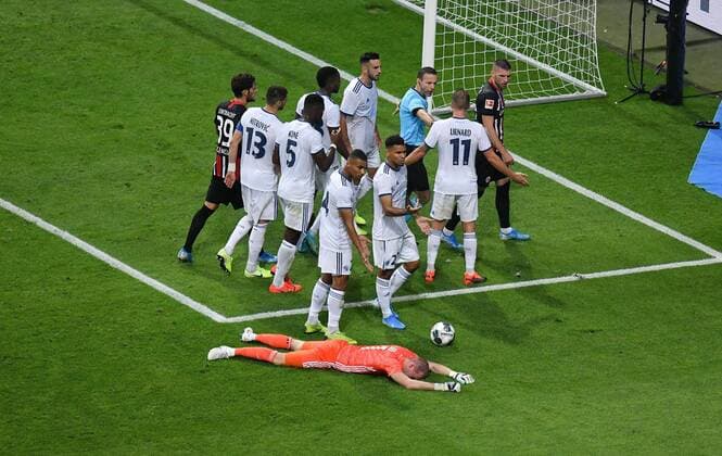 29 08 2019, xmhx, football UEFA Europa League Quali, Eintracht Frankfurt Racing Strassburg emspor, v l red card for Ante Rebic Eintracht Frankfurt , Makoto Hasebe Eintracht Frankfurt complains, yellow card for Makoto Hasebe Eintracht Frankfurt , Matz Sels RC Racing Club Strassburg Strasbourg Alsace DFL DFB REGULATIONS PROHIBIT ANY USE OF PHOTOGRAPHS as IMAGE SEQUENCES and or QUASI VIDEO Frankfurt am Main