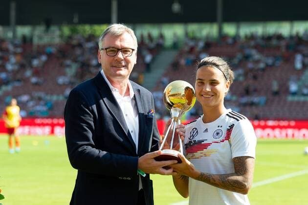 Kassel, Germany, 31 08 2019, Womens European Championship qualification, Germany Montenegro, Joerg Jakob, kicker editor-in-chief and Dzsenifer Marozsan GER receives the award, Footballer of the Year 2019, Defodi 01001219812 Defodi-001 Foto als RAW NEF verfuegbar