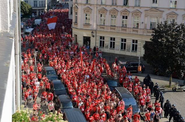 Soccer, men, season 2019 2020, 1 Bundesliga, 1 FC Union Berlin Borussia Dortmund, march of the fans of Union from the old town Köpenick to the stadium, in the old town, 31 08 2019, Copyright: xMatthiasxKochx