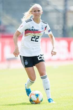 Turid KNAAK D with ball, single action with ball, action, whole figure, portrait format, football country play, women, EM qualification, Germany GER Montenegro MNE 10 0, on 31 08 2019 in Kassel Germany Â