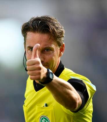 Referee Guido Winkmann Gestik, Gesture Thumb High TSG 1899 Hoffenheim vs SC Freiburg 15 00 2019 DFL REGULATIONS PROHIBIT ANY USE OF PHOTOGRAPHS AS IMAGE SEQUENCES AND OR QUASI VIDEO TSG 1899 Hoffenheim vs SC Freiburg