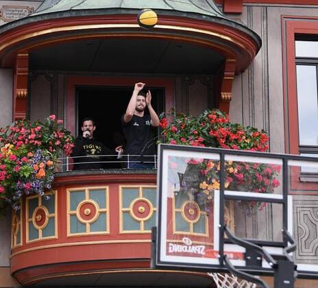 Basketball 1 Bundesliga 2019 2020 17 09 2019 Team presentation Walter Tigers Tuebingen on the town hall balcony in the context of 4 future climate protection event with three throw from the balcony Tanner Graham with ball