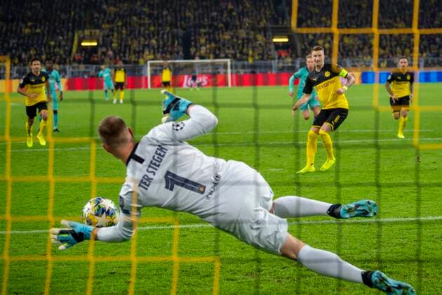 Football UEFA Champions League, CL, season 2019 2020, 1 matchday, Borussia Dortmund FC Barcelona in Dortmund North Rhine-Westphalia Barcelona goalkeeper Marc Andre ter Stegen l holds the penalty kick from Dortmunds Marco Reus UEFA REGULATIONS PROHIBIT ANY USE OF PHOTOGRAPHS AS IMAGE SEQUENCES AND OR QUASI VIDEO Copyright: xKirchner DavidxInderliedx