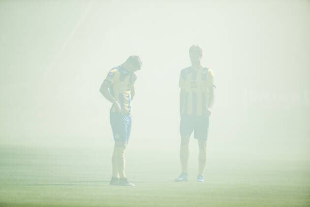 3 Football Bundesliga Viktoria Koeln Eintracht Braunschweig, 21 09 2019 Two players in the fog of smoke flares on the field, 3 Football Bundesliga, Viktoria Koeln Eintracht Braunschweig, Koeln, Sportpark Hoehenberg DFL REGULATIONS PROHIBIT ANY USE OF PHOTOGRAPHS AS IMAGE SEQUENCES AND OR QUASI VIDEO Copyright: xBEAUTIFULxSPORTS Wunderlx