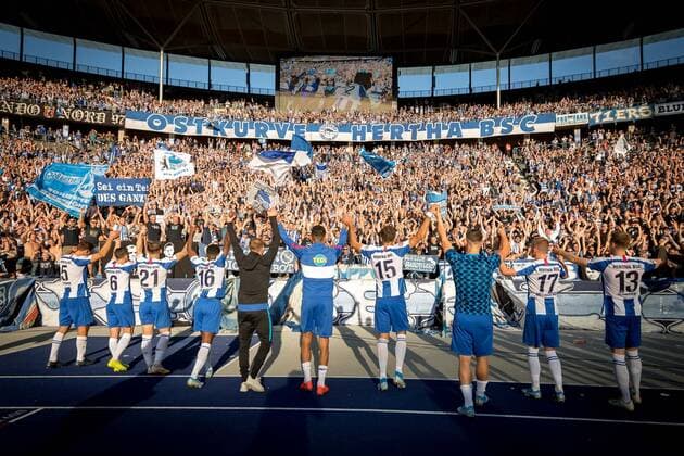 Soccer Berlin 21 09 2019 Season 2019 2020 1 Bundesliga DFL Hertha BSC Berlin SC Paderborn Jubel Hertha with fans after the match