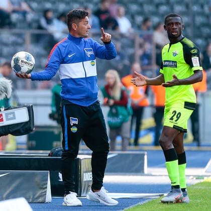 21 09 2019, xtgx, Football 1 Bundesliga, Hertha BSC Berlin SC Paderborn 07 emspor, v l Ante Covic Hertha, coach Jamilu Collins Paderborn, 29 the ball before DFL DFB REGULATIONS PROHIBIT ANY USE OF PHOTOGRAPHS as IMAGE SEQUENCES and or QUASI VIDEO Berlin