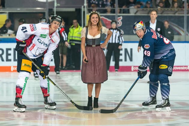 Wiesenplaymade Stella Tiana Stegmann at the opening bully with Louis Marc Aubry Eisbaeren Berlin and Mark Voakes EHC Red Bull Munich in the game Red Bull Munich against the Eisbaeren Berlin on 22 09 2019 GER, ice hockey, German Ice Hockey League DEL, EHC Red Bull Munich against Eisbaeren Berlin, 22 09 2019, Olympiaeisstadion Muenchen Muenchen Copyright: xEIBNER Heike_Feinerx EP_HFR