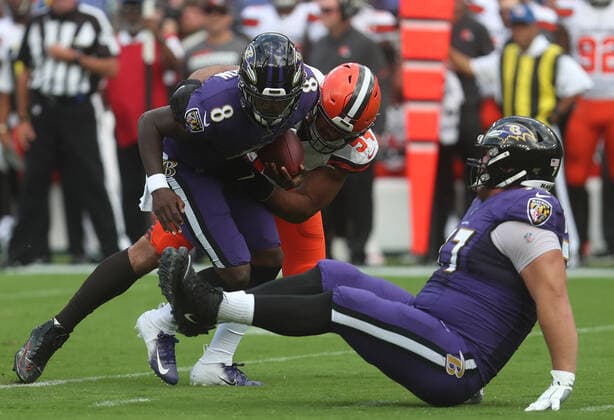 NFL, American Football Herren, USA 2019: Browns vs Ravens SEP 29, Baltimore Ravens QB Lamar Jackson (8) is sacked by Cleveland Browns DE Olivier Vernon (54) in the first quarter of a game against the Cleveland Browns at M&T Bank Stadium in Baltimore, Maryland on September 29, 2019. Photo Mike Buscher Cal Media Sipa USA(Credit Image: © Mike Buscher Cal Sport Media Sipa USA CSM Sipa USA) NO ARCHIVING, EDITORIAL USE ONLY, NO USE IN BOOKS WITHOUT CONSENT Baltimore MD United States Copyright: xCalxSportxMediax 20190930001423197751