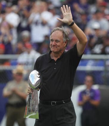 NFL, American Football Herren, USA 2019: Browns vs Ravens SEP 29, Former Baltimore Ravens head coach Brian Billick holds the Lombardi Trophy as he is introduced to the crowd before a game against the Cleveland Browns at M&T Bank Stadium in Baltimore, Maryland on September 29, 2019. Billick would be honored in a ceremony at halftime. Photo Mike Buscher Cal Media Sipa USA(Credit Image: © Mike Buscher Cal Sport Media Sipa USA CSM Sipa USA) NO ARCHIVING, EDITORIAL USE ONLY, NO USE IN BOOKS WITHOUT CONSENT Baltimore MD United States Copyright: xCalxSportxMediax 20190930001423197780
