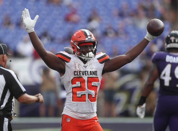 NFL, American Football Herren, USA 2019: Browns vs Ravens SEP 29, Cleveland Browns RB Dontrell Hilliard (25) celebrates his fourth-quarter touchdown during a game against the Baltimore Ravens at M&T Bank Stadium in Baltimore, Maryland on September 29, 2019. Cleveland would go on to win 40-25. Photo Mike Buscher Cal Media Sipa USA(Credit Image: © Mike Buscher Cal Sport Media Sipa USA CSM Sipa USA) NO ARCHIVING, EDITORIAL USE ONLY, NO USE IN BOOKS WITHOUT CONSENT Baltimore MD United States Copyright: xCalxSportxMediax 20190930001423217323