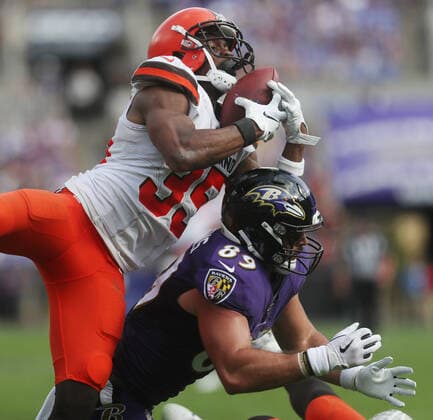 NFL, American Football Herren, USA 2019: Browns vs Ravens SEP 29, Cleveland Browns S Jermaine Whitehead (35) makes a leaping interception over the head of Baltimore Ravens TE Mark Andrews (89) in the 4th quarter of a game at M&T Bank Stadium in Baltimore, Maryland on September 29, 2019. This play, with 6:02 remaining in the fourth quarter, effectively put the game out of reach for Baltimore. Cleveland would go on to win 40-25. Photo Mike Buscher Cal Media Sipa USA(Credit Image: © Mike Buscher Cal Sport Media Sipa USA CSM Sipa USA) NO ARCHIVING, EDITORIAL USE ONLY, NO USE IN BOOKS WITHOUT CONSENT Baltimore MD United States Copyright: xCalxSportxMediax 20190930001423217352