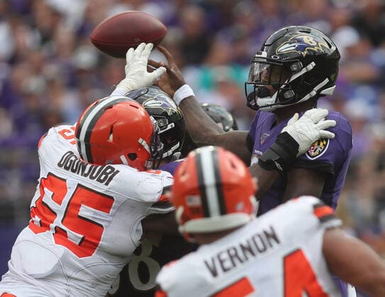 NFL, American Football Herren, USA 2019: Browns vs Ravens SEP 29, Baltimore Ravens QB Lamar Jackson (8) is pressured during a game against the Cleveland Browns at M&T Bank Stadium in Baltimore, Maryland on September 29, 2019. Photo Mike Buscher Cal Media Sipa USA(Credit Image: © Mike Buscher Cal Sport Media Sipa USA CSM Sipa USA) NO ARCHIVING, EDITORIAL USE ONLY, NO USE IN BOOKS WITHOUT CONSENT Baltimore MD United States Copyright: xCalxSportxMediax 20190930001423219164