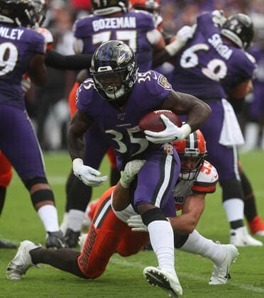 NFL, American Football Herren, USA 2019: Browns vs Ravens SEP 29, Baltimore Ravens RB Gus Edwards (35) in action during a game against the Cleveland Browns at M&T Bank Stadium in Baltimore, Maryland on September 29, 2019. Photo Mike Buscher Cal Media Sipa USA(Credit Image: © Mike Buscher Cal Sport Media Sipa USA CSM Sipa USA) NO ARCHIVING, EDITORIAL USE ONLY, NO USE IN BOOKS WITHOUT CONSENT Baltimore MD United States Copyright: xCalxSportxMediax 20190930001423219231