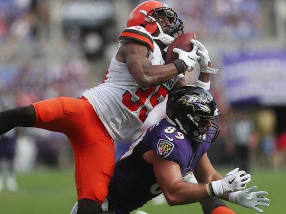 NFL, American Football Herren, USA 2019: Browns vs Ravens SEP 29, Cleveland Browns S Jermaine Whitehead (35) makes a leaping interception over the head of Baltimore Ravens TE Mark Andrews (89) in the 4th quarter of a game at M&T Bank Stadium in Baltimore, Maryland on September 29, 2019. This play, with 6:02 remaining in the fourth quarter, effectively put the game out of reach for Baltimore. Cleveland would go on to win 40-25. Photo Mike Buscher Cal Media Sipa USA(Credit Image: © Mike Buscher Cal Sport Media Sipa USA CSM Sipa USA) NO ARCHIVING, EDITORIAL USE ONLY, NO USE IN BOOKS WITHOUT CONSENT Baltimore MD United States Copyright: xCalxSportxMediax 20190930001423220089