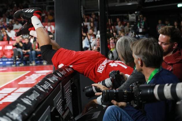 Nihad Djedovic FC Bayern lands after an action between photographers basketball FC Bayern Munich basketball Hamburg Towers 30 09 2019