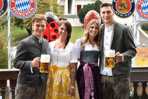 06 10 2019, xfux, football 1 Bundesliga, FC Bayern Muenchen visits Oktoberfest 2019, emspor, v l Joshua Kimmich FC Bayern Muenchen with his girlfriend Lina Meyer, Niklas Suele FC Bayern Muenchen with his girlfriend Melissa Halter Muenchen