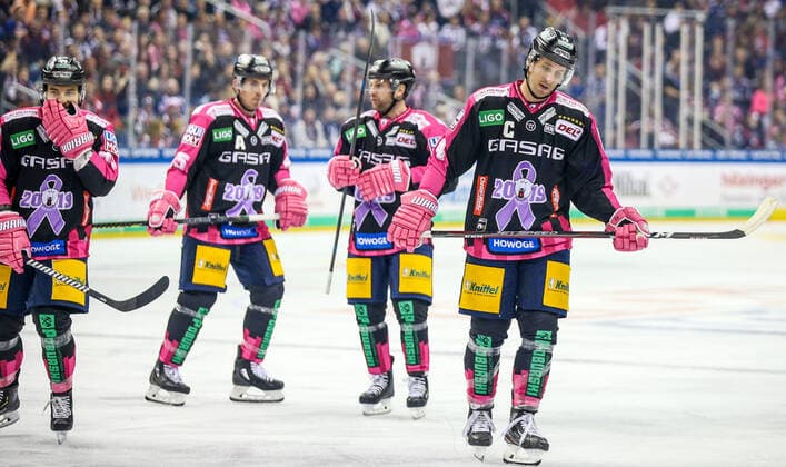 06 10 19, Berlin, ice hockey, DEL, 9 matchday, Eisbären Berlin vs. Straubing Tigers, Mercedes Benz Arena Berlin Berlins Fabian Dietz l holds the pink glove in front of his face, team mate Andre Rankel r runs the bat in his hand Eishockey DEL 9 matchday Eisbären Berlin Straubing Tigers
